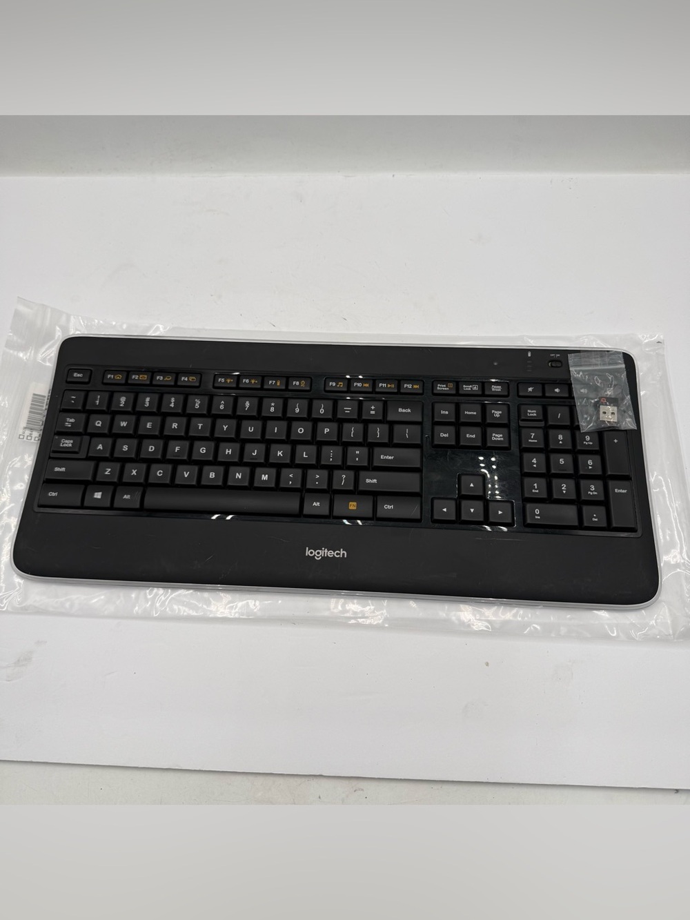E4 LOGITECH K800 Wireless Illuminated Keyboard (Y-R0011) w/ Dongle /Batteries